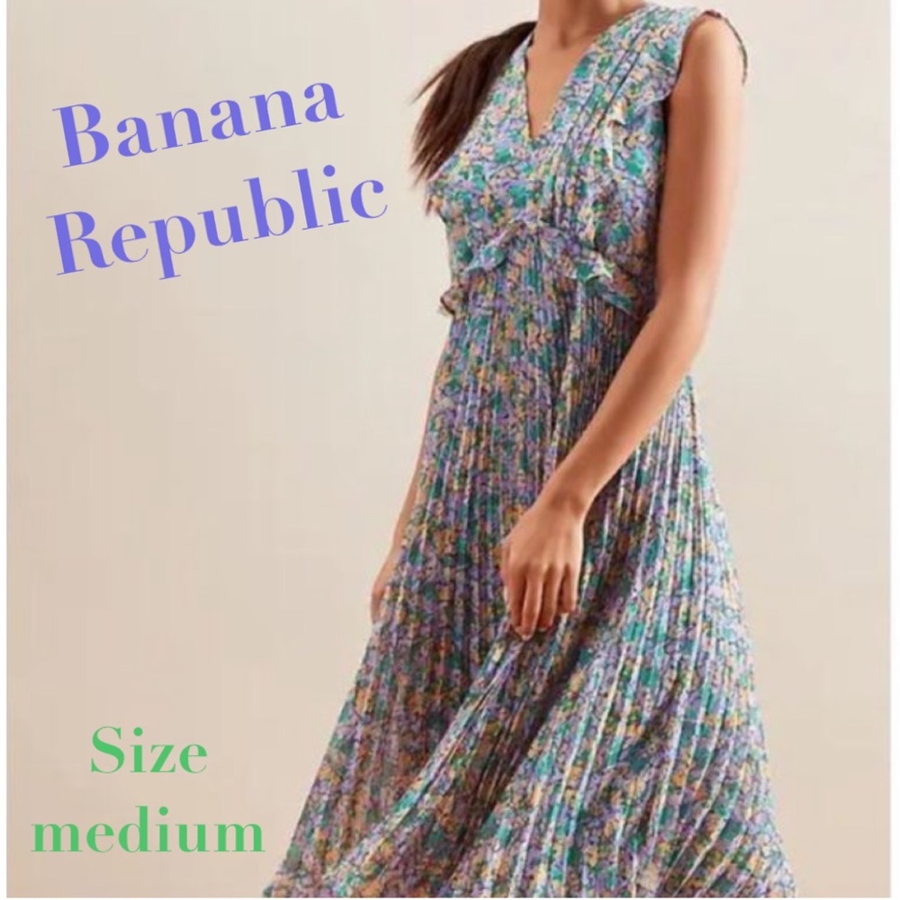 New Banana Republic Blue/green multi flora. V-neck. Size Medium